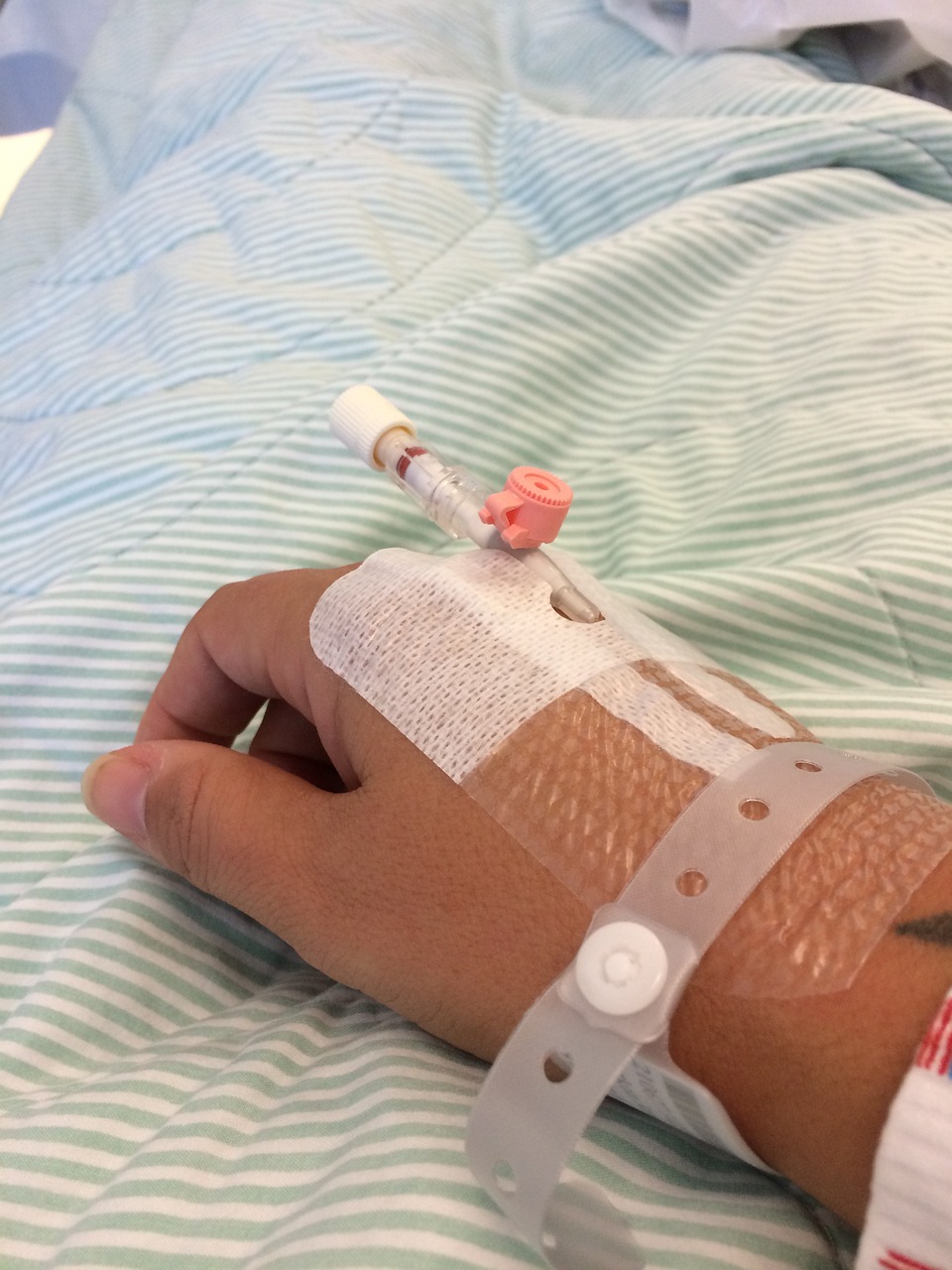 Gestão de Medicamentos: Por que o "básico" pode ser perigoso? Paciente no hospital recebendo atendimento médico cuidados saúde Rio de Janeiro